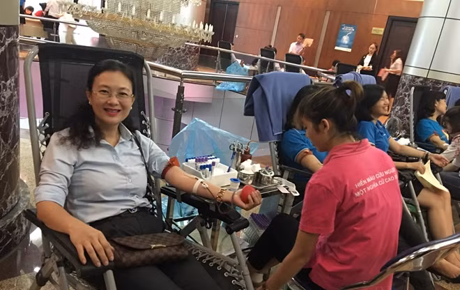 Cán bộ Bảo Việt tham gia hiến máu.