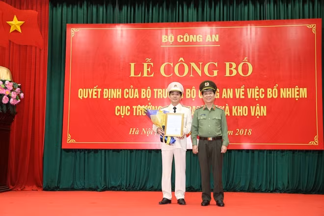 Thứ trưởng Nguyễn Văn Sơn trao Quyết định bổ nhiệm Đại tá Bùi Thiện Dũng giữ chức vụ Cục trưởng Cục Trang bị và kho vận.