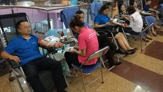 Cán bộ Bảo Việt tham gia hiến máu.