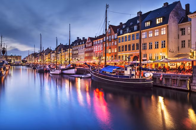Copenhagen xinh đẹp với hệ thống sông hồ uốn quanh (Ảnh: Internet).