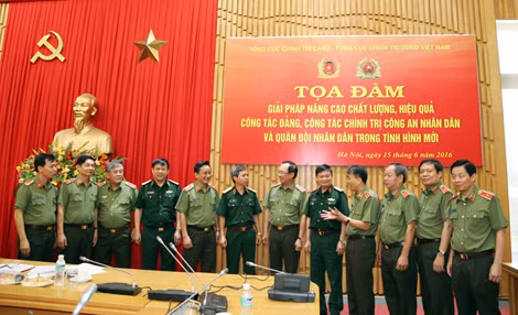 Thứ trưởng Nguyễn Văn Thành cùng các đại biểu tham dự buổi Tọa đàm.