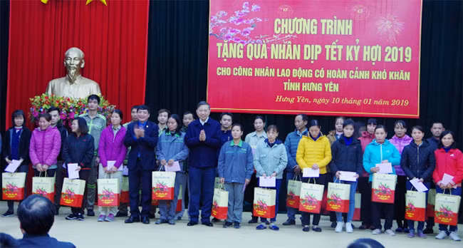 Bộ trưởng Tô Lâm trao những phần quà Tết cho công nhân lao động huyện Văn Giang.