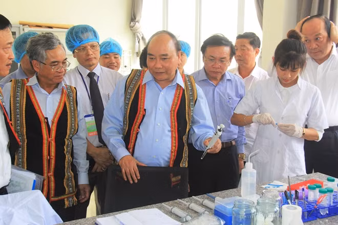 Thủ tướng tham quan Trung tâm Quốc gia nghiên cứu và phát triển Sâm Ngọc Linh.