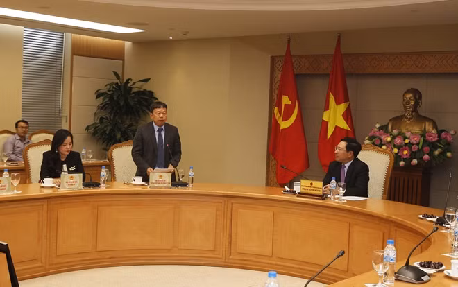 Ông Nghiêm Phú Hoàn- Thành viên Hội đồng thành viên Tập đoàn VNPT phát biểu.