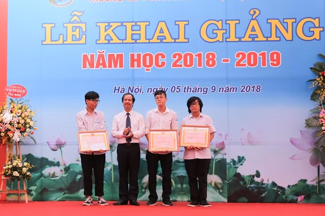 Giám đốc ĐHQGHN Nguyễn Kim Sơn trao Bằng khen cho ba học sinh xuất sắc nhất trong năm học vừa qua.