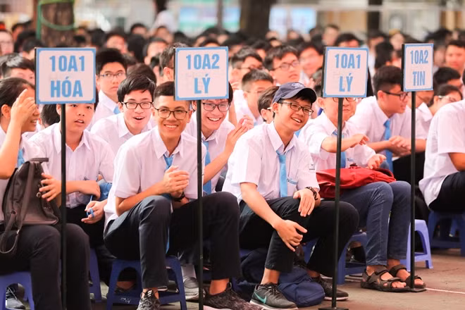 Học sinh Trường THPT chuyên Khoa học tự nhiên hân hoan trong ngày khai giảng.