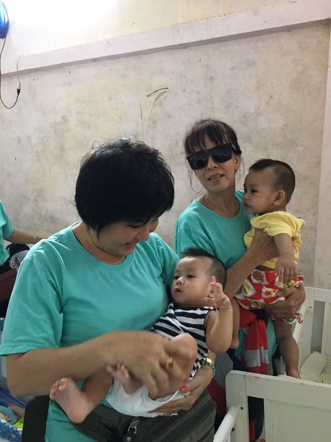 Những em bé “đói” hơi người.