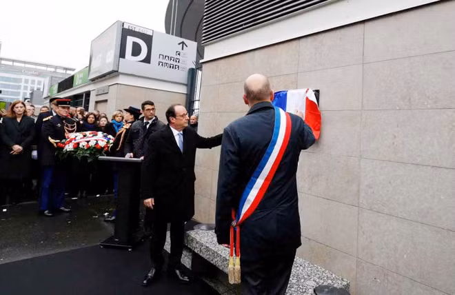 Tổng thống Pháp Francois Hollande và Thị trưởng Saint-Denis Didier Paillard khai trương bia tưởng niệm ở bên ngoài sân vận động Stade de France. Ảnh: AP.