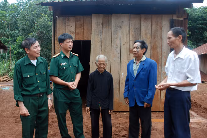Ông Nguyễn Quốc Huy (áo trắng) cùng Đội Công tác Bộ đội Biên phòng tỉnh tuyên truyền, vận động người dân bảo vệ chủ quyền, toàn vẹn lãnh thổ. Ông Nguyễn Quốc Huy (áo trắng) cùng Đội Công tác Bộ đội Biên phòng tỉnh tuyên truyền, vận động người dân bảo vệ chủ quyền, toàn vẹn lãnh thổ.