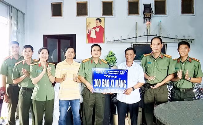 Đại tá Trương Công Dũng, Phó Giám đốc Công an tỉnh Bạc Liêu tặng 100 bao xi-măng cho Nhà thờ Chủ Chí đang sửa chữa.