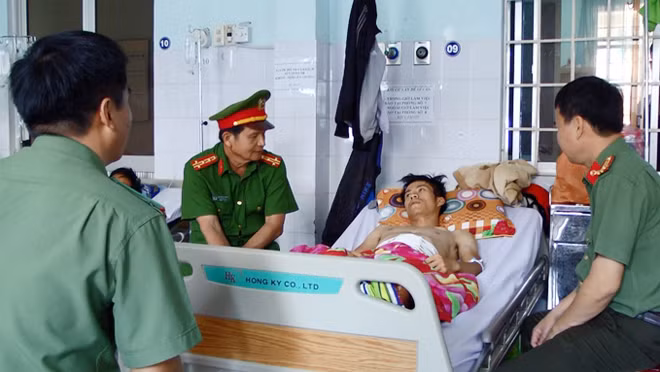 Lãnh đạo Công an tỉnh thăm hỏi và động viên đồng chí Cường. Lãnh đạo Công an tỉnh thăm hỏi và động viên đồng chí Cường.