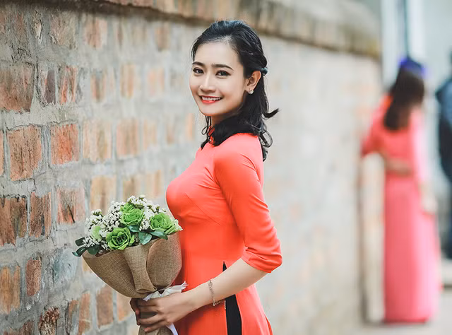 Nữ Thủ khoa tốt nghiệp hệ Dân sự Học viện an ninh nhân dân Lê Thị Hoàng Anh. Nữ Thủ khoa tốt nghiệp hệ Dân sự Học viện an ninh nhân dân Lê Thị Hoàng Anh.