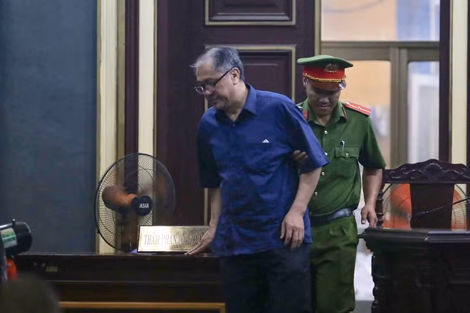Bị cáo Phạm Công Danh được dẫn vào phòng xử.