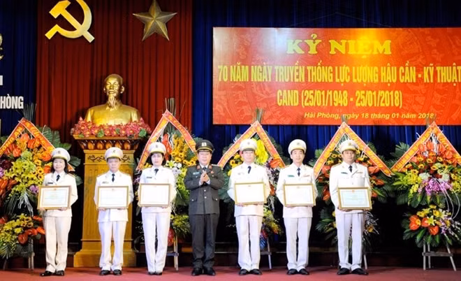 Thứ trưởng Bùi Văn Thành khen thưởng các tập thể, cá nhân tại lễ kỷ niệm.