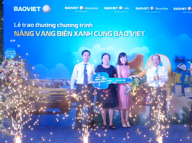Tập đoàn Bảo Việt trao thưởng cho khách hàng may mắn nhất của chương trình.