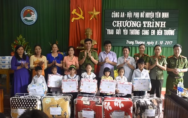 Công an huyện Yên Định trao quà cho các gia đình chính sách có hoàn cảnh khó khăn.