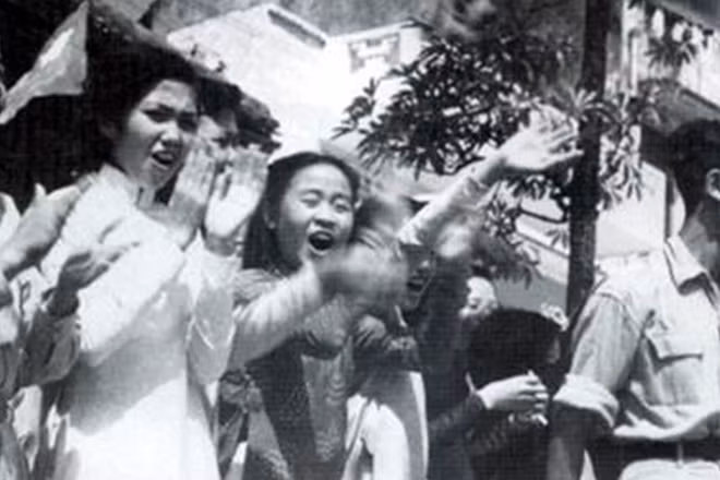 Hàng vạn người đổ ra đường trong ngày giải phóng, ai cũng mang trong mình niềm hân hoan hạnh phúc.