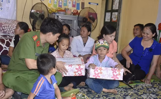 Trao quà cho các cháu học sinh trường Mầm non và Tiểu học xã Trung Thượng.