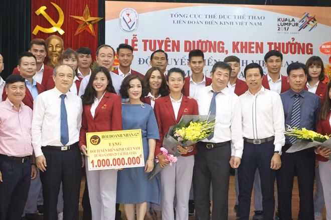 Ông Tô Như Toàn, Tổng Giám đốc Công ty CP Đầu tư Văn Phú – Invest tặng quà cho Đội Điền kinh Việt Nam.