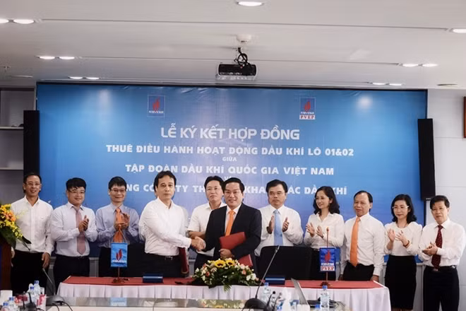 Phó Tổng giám đốc PVN Nguyễn Quỳnh Lâm (trái) và Tổng giám đốc PVEP Ngô Hữu Hải ký kết hợp đồng.