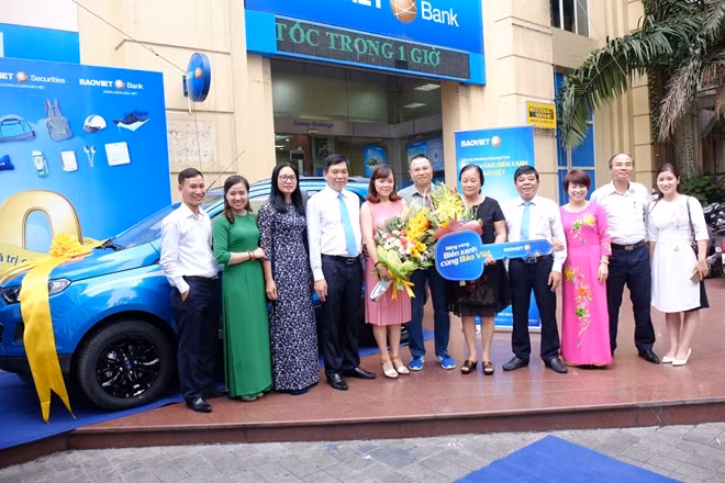 Bảo Việt trao ô tô cho khách hàng thứ hai trúng thưởng trong chương trình “Nắng vàng, biển xanh cùng Bảo Việt”.