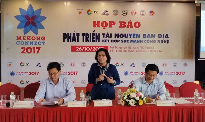 Ban tổ chức trả lời các câu hỏi của các phóng viên tại buổi họp báo.