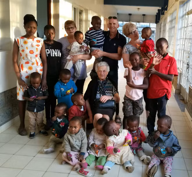 Cụ Irma (ngồi giữa) với trẻ em mồ côi ở Kenya.
