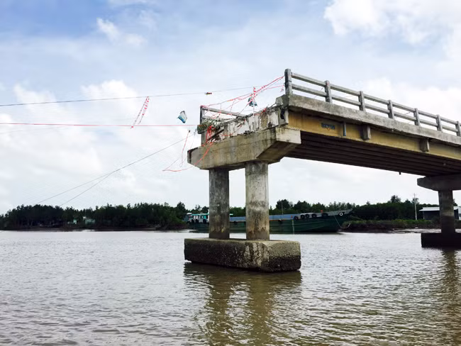 Nhịp cầu còn lại.