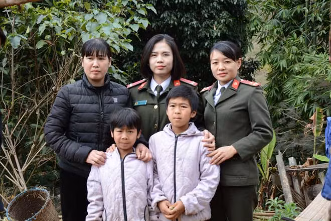 Chi bộ Tổng hợp cùng chi bộ Cảnh sát thi hành án Hình sự và Hồ trợ Tư pháp Công an huyện Mộc Châu đã đến thăm, động viên, chúc Tết và tặng quà cháu Hà Phúc Bảo và Hà Phúc Bình, trú tại bản Tòng, xã Chiềng Khừa, huyện Mộc Châu, tỉnh Sơn La có hoàn cảnh đặc biệt khó khăn, được 2 Chi bộ bảo trợ.