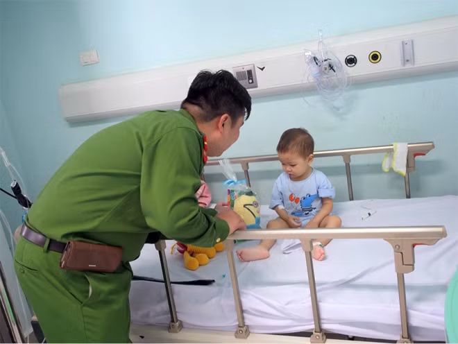 Đại úy Ngô Quốc Khánh – Bí thư Đoàn phòng Cảnh sát điều tra tội phạm về ma túy đến từng giường bệnh trao món quà nhỏ cho các cháu.