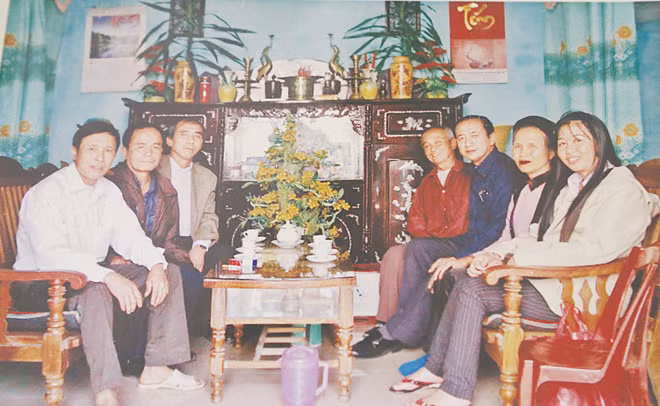 Anh Thoongkhên Bunmặn (thứ 2 bên phải) và gia đình bà Giáp Thị Trong.