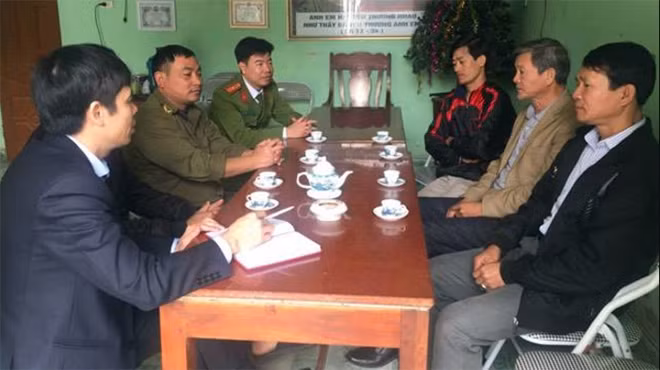 Phóng viên Báo CAND trò chuyện với Ban hành giáo họ giáo Cửa Sông.