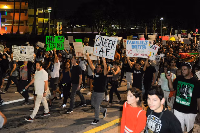 Người Mỹ biểu tình phản đối ông Donald Trump ở Miami.