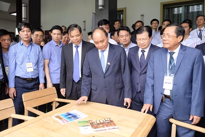 Thủ tướng cùng các đại biểu thăm triển lãm nội thất gỗ trong khuôn khổ hội nghị, Ảnh: VGP/Quang Hiếu.