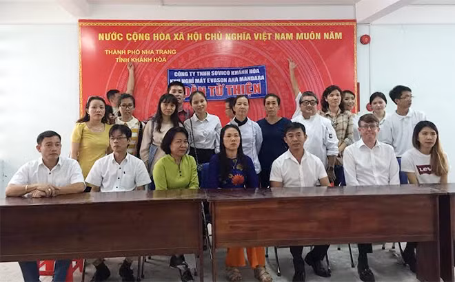 Tổng giám đốc Công ty Sovico Khánh Hòa cùng các cộng sự trao quà hỗ trợ 76 hộ gia đình.