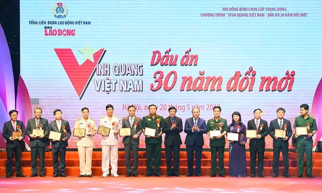 Thủ tướng tặng bằng khen vinh danh 12 tập thể tiêu biểu.