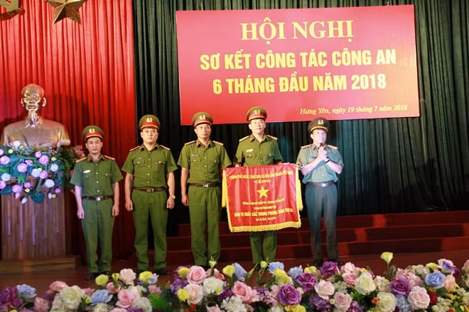 Đại tá Đỗ Đình Hào trao Cờ thi đua của Thủ tướng Chính phủ cho Phòng Cảnh sát điều tra tội phạm về ma túy Công an tỉnh.