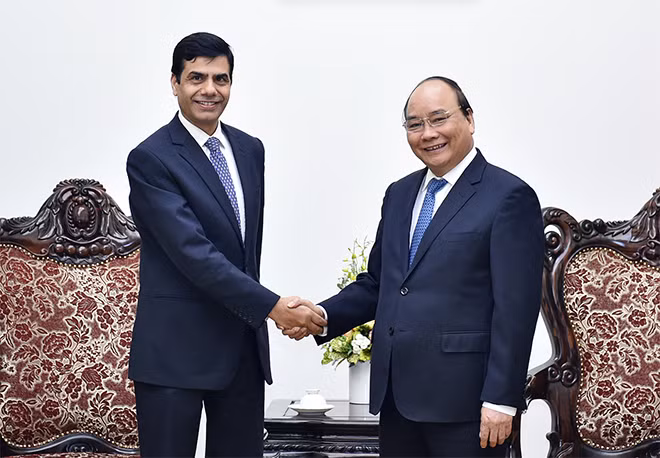 Thủ tướng Nguyễn Xuân Phúc và ông Gyan Chandra Acharya. Ảnh: VGP/Quang Hiếu
