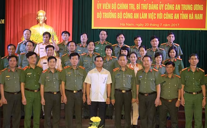 Bộ trưởng Tô Lâm, Bí thư Tỉnh ủy Nguyễn Đình Khang và các đại biểu tại buổi làm việc.