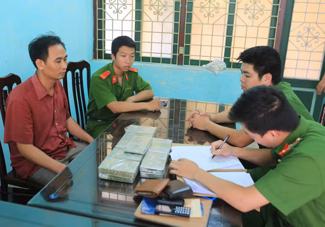 Cán bộ Phòng PC47 đang hỏi cung đối tượng phạm tội ma túy Cán bộ Phòng PC47 đang hỏi cung đối tượng phạm tội ma túy