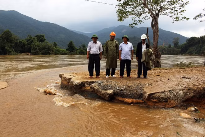 Đường lên xã vùng cao Vĩnh Sơn, Vĩnh Kim, huyện Vĩnh Thạnh bị đứt gãy. Đường lên xã vùng cao Vĩnh Sơn, Vĩnh Kim, huyện Vĩnh Thạnh bị đứt gãy.