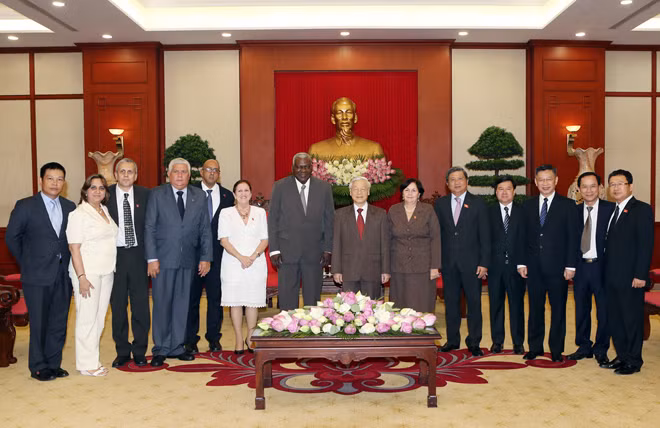 Tổng Bí thư Nguyễn Phú Trọng và đồng chí Esteban Lazo Hernandez với các đại biểu. Ảnh: TTXVN Tổng Bí thư Nguyễn Phú Trọng và đồng chí Esteban Lazo Hernandez với các đại biểu. Ảnh: TTXVN