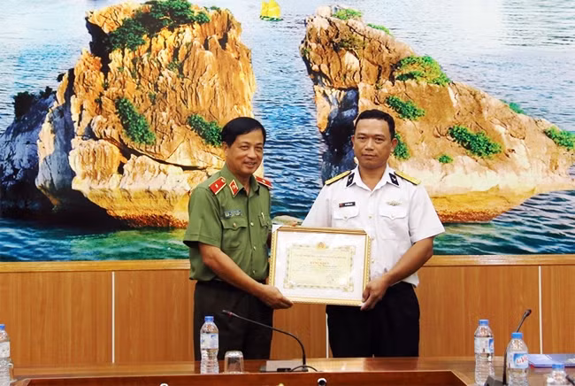 Thiếu tướng Đỗ Ngọc Cẩn trao Bằng khen của Tổng cục Chính trị CAND tặng cán bộ chiến sĩ Quân chủng Hải quân.