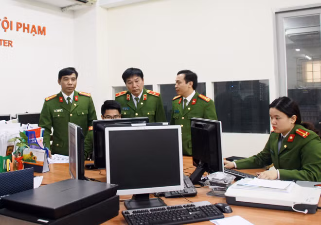 Lãnh đạo Cục Hồ sơ nghiệp vụ Cảnh sát chỉ đạo công tác tra cứu hồ sơ.