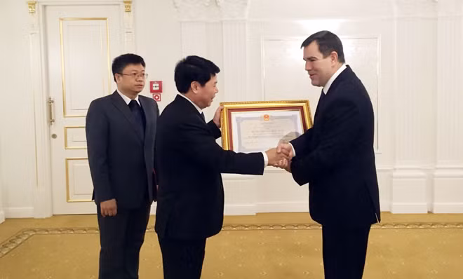 Thừa ủy quyền của Chủ tịch nước Cộng hòa xã hội chủ nghĩa Việt Nam, Thứ trưởng Bùi Văn Nam đã trao Huân chương Hữu nghị tặng Ủy ban An ninh Quốc gia Cộng hòa Belarus. Thừa ủy quyền của Chủ tịch nước Cộng hòa xã hội chủ nghĩa Việt Nam, Thứ trưởng Bùi Văn Nam đã trao Huân chương Hữu nghị tặng Ủy ban An ninh Quốc gia Cộng hòa Belarus.
