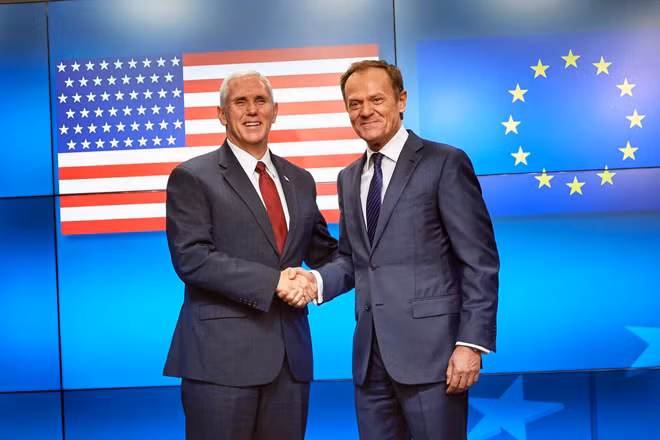 Phó Tổng thống Mỹ Mike Pence (trái) và Chủ tịch Hội đồng châu Âu Donald Tusk.