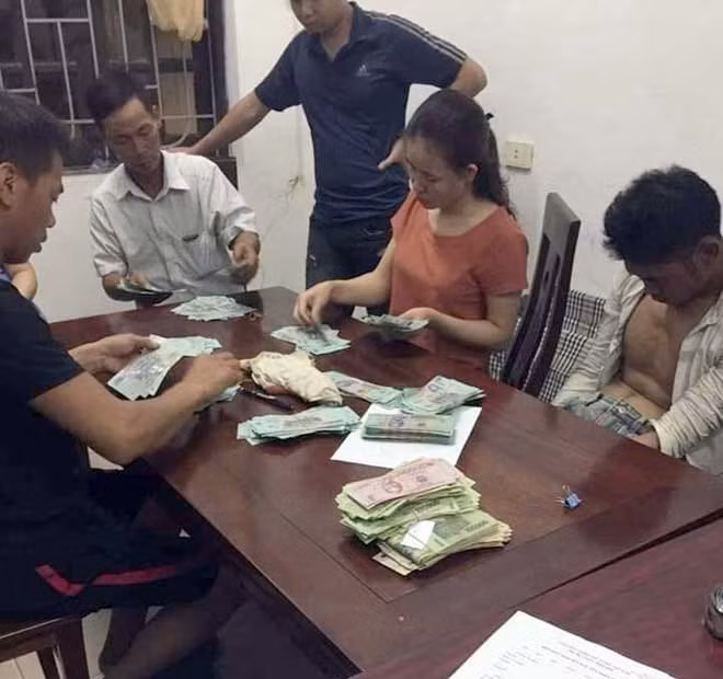 Cơ quan chức năng kiểm điếm số tài sản trước khi bàn giao cho gia đình.
