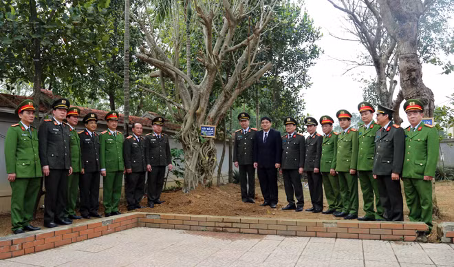Đoàn công tác tại khu tưởng niệm.
