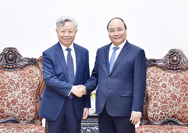 Thủ tướng Nguyễn Xuân Phúc và Chủ tịch AIIB Kim Lập Quần. Ảnh: VGP/Quang Hiếu.