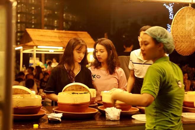 Được xây dựng theo mô hình chợ truyền thống, Chợ Quê hội tụ tinh hoa ẩm thực 3 miền Bắc – Trung - Nam. Du khách có thể cùng lúc tìm thấy ở đây món bánh cuốn đặc trưng đất Bắc, tô bún bò Huế đậm vị miền Trung hay món bánh tráng thân thương của những người con Nam Bộ